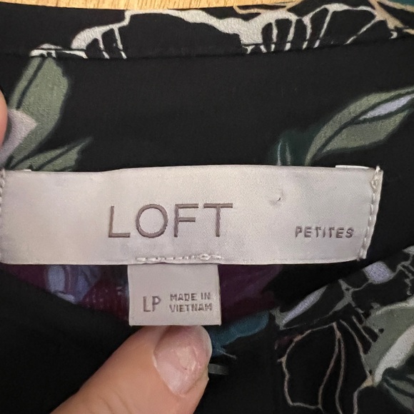 Ann Taylor LOFT Floral Keyhole Tunic Blouse - Picture 5 of 8